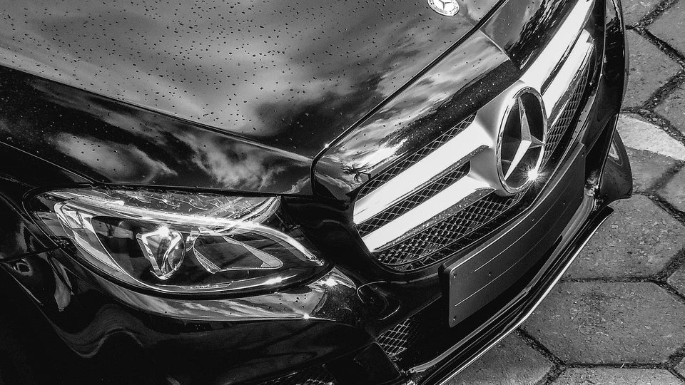 Nahaufnahme einer Fahrzeugfront – Kfz-Gutachter Karlsruhe